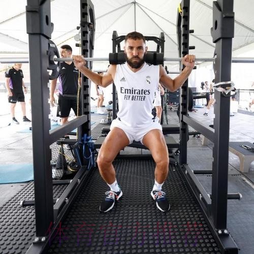 本泽马假期期间每天训练 今天接受了拔罐理疗